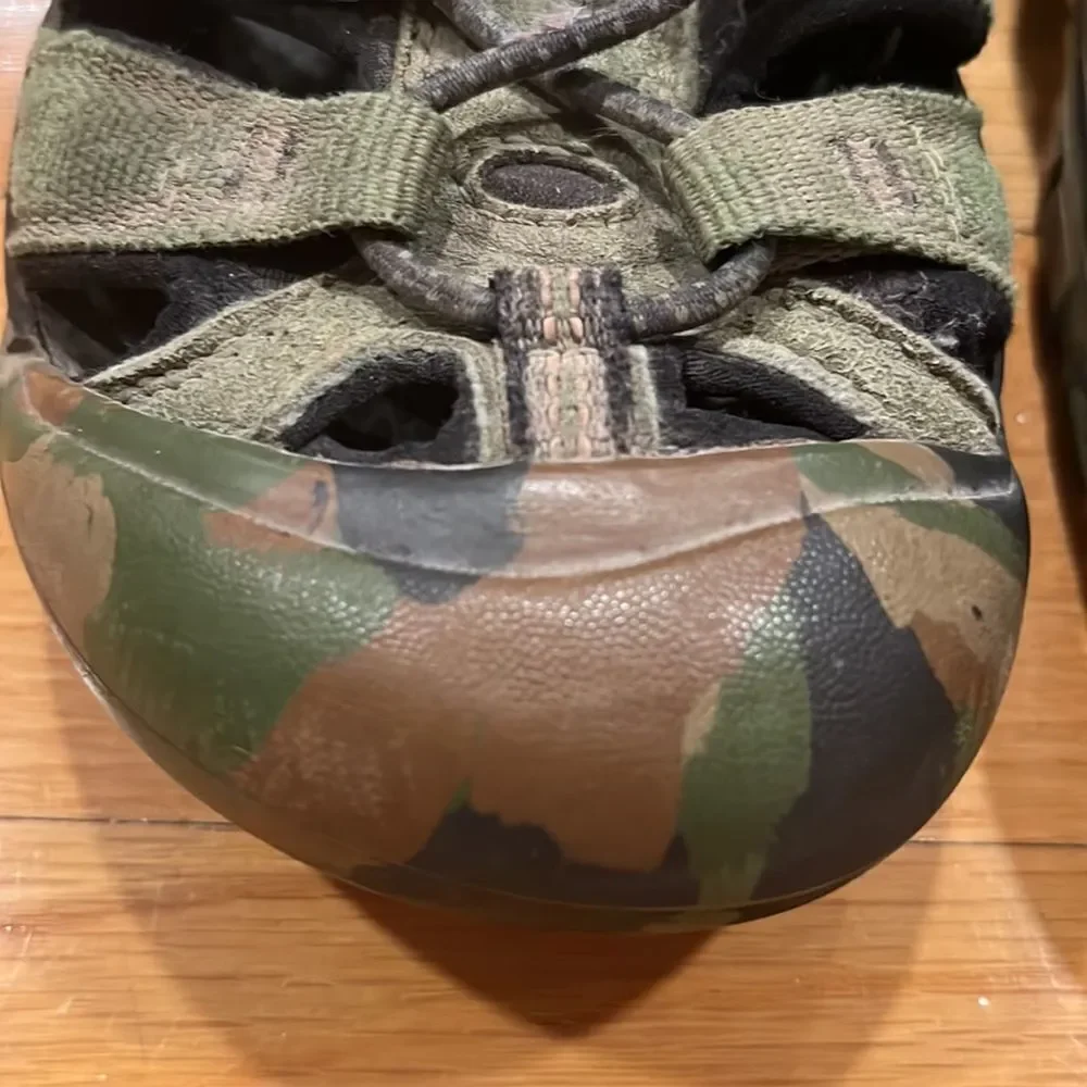 𝅺KEEN camouflage waterproof sandals size 5.